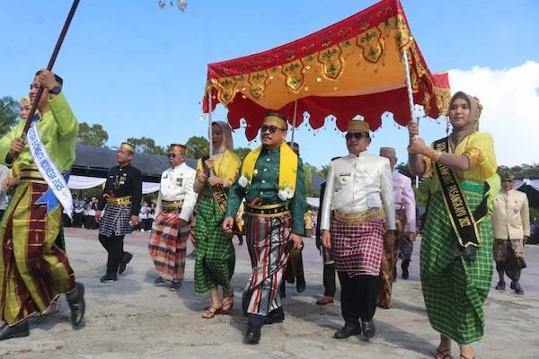 Gubernur Sulbar Suhardi Duka didampingi Bupati Pasangkayu saat menghadiri acara peringatan HUT Pasangkayu (dok:ist)