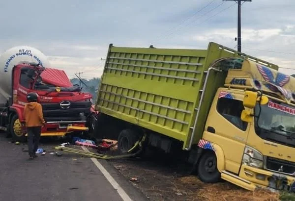 Kecelakaan lalulintas antara truk tangki BBG dan truk pengangkut jagung kuning di jalan Poros Jeneponto-Makassar (Dok : Ist).