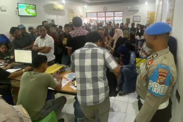 Satuan Intelkam Polresta Mamuju saat memberikan pelayanan kepada pemohon SKCK (Dok : Ist).