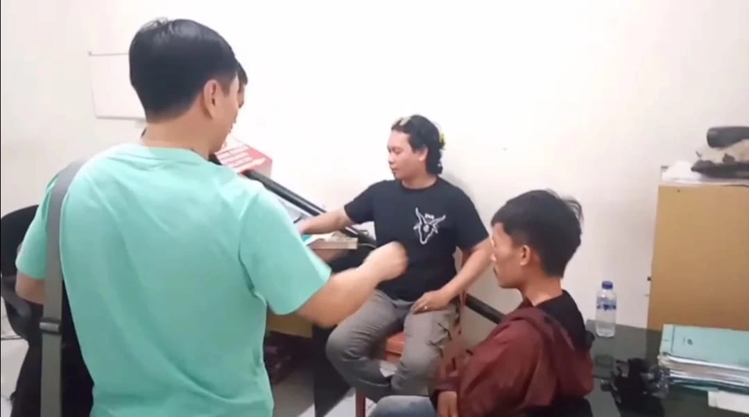 Pelaku saat berada di ruang penyidik Reskrim (Dok: Ist)