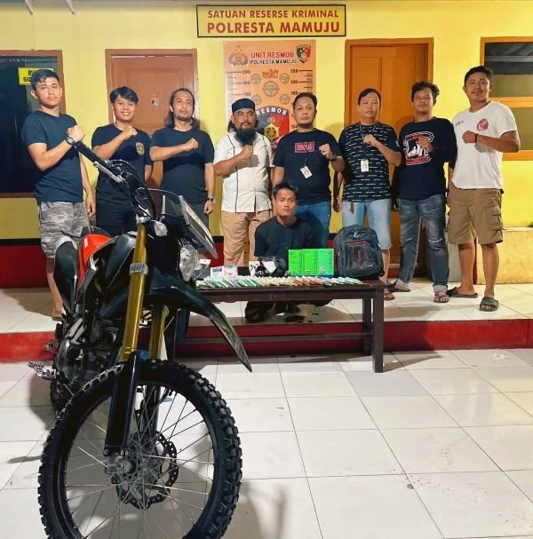 Resmob Polresta Mamuju saat berhasil meringkus pelaku pencurian.