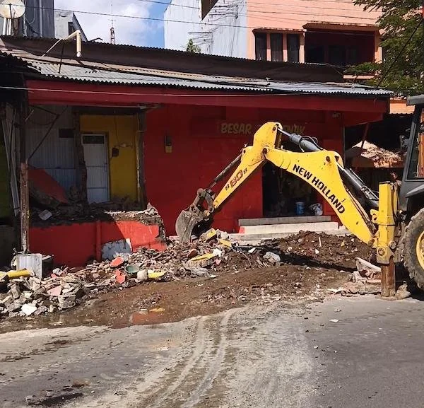 Suasana Pembongkaran 20 Bangunan di atas jalan Sunu (Dok: KabarMakassar).