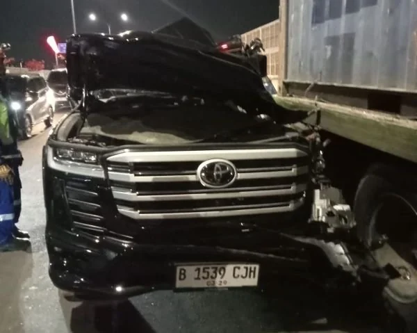 Mobil yang ditumpangi korban saat terlibat kecelakaan di Jalan Tol Layang Makassar (Dok : Ist).