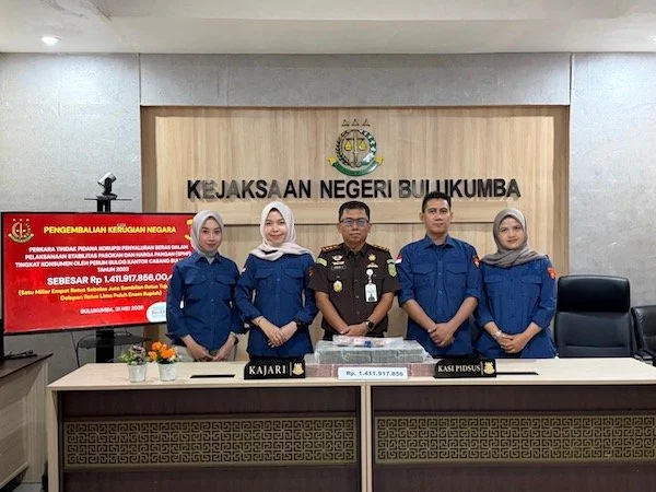Kejari Bulukumba menerima pengembalian kerugian negara Rp1,41 miliar dalam kasus korupi SPHP Bulog (dok. Ist)