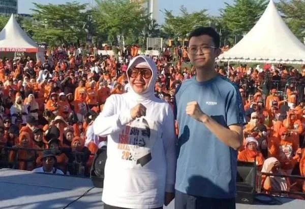 Bakal calon wali kota Makassar Indira Yusuf Ismail dan Ilham Ari Fauzi pada acara senam Ininnawa di Pantai Losari Makassar, Minggu (14/7/2024). (Foto IST)