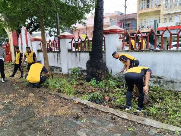 Puluhan Personil Polres Jeneponto saat bergotong royong membersihkan TMP Karisa (Dok : Ist).