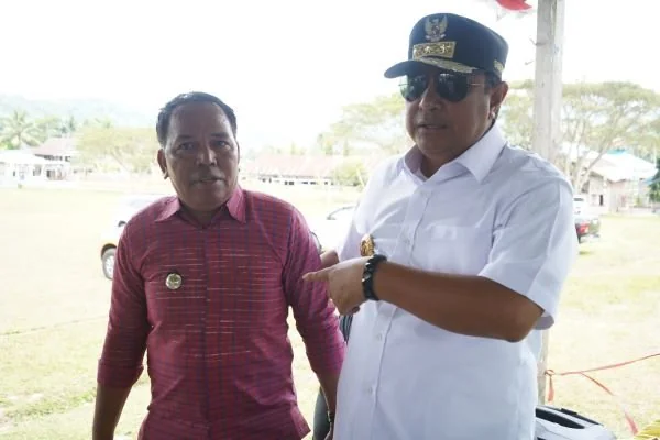Pj Gubernur Sulbar, Bahtiar Baharuddin saat bertemu Kades Besoangin (Dok : Ist).