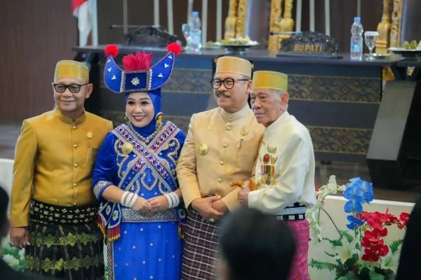 Gubernur Sulbar bersama Bupati Mamuju dan mantan Bupati Mamuju usai rapat Paripurna istimewa HUT Mamuju di DPRD Kabupaten Mamuju (Dok : Ist).