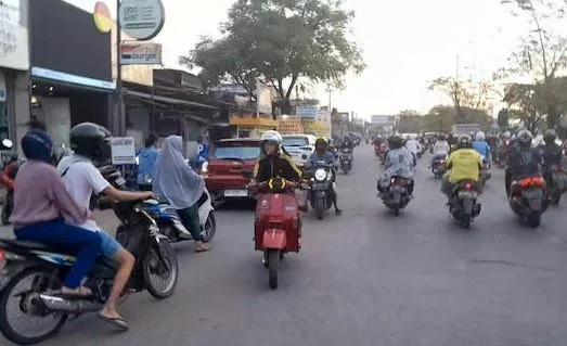 Pengendara roda dua yang melawan arus disekitar Jalan Perintis Kemerdekaan (Dok: Nofi KabarMakassar)