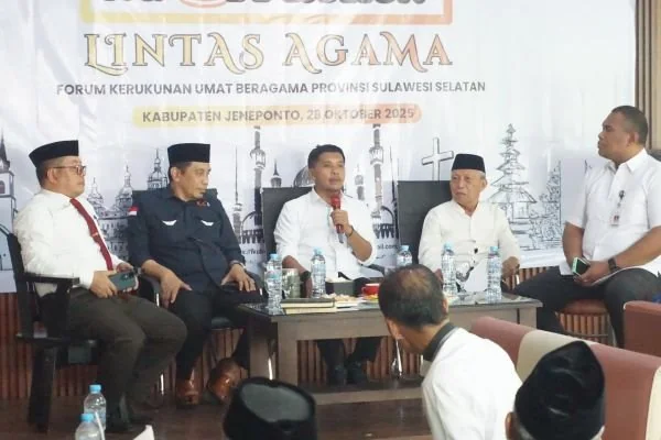 Wakil Bupati Jeneponto Islam Iskandar, bersama Ketua FKUB Sulsel Prof. Dr. K.H. Muammar serta Kepala Kesbangpol Jeneponto Syarbini Matewakkang, saat menggelar Ngopi Rukun Lintas Agama. Dok. Ist