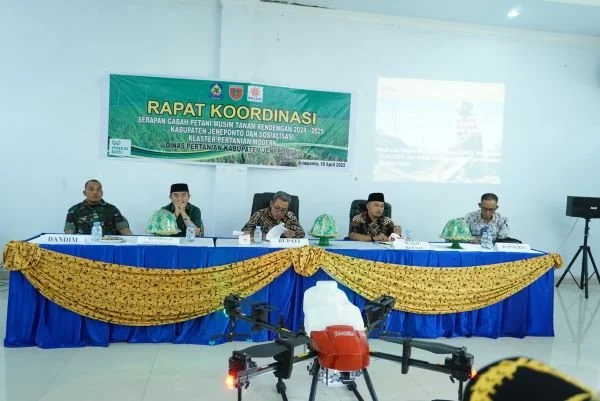 Bupati Jeneponto, Paris Yasir bersama Wabup Islam Iskandar, anggota DPRD Imam Taufiq, Dandim 1425 Letkol Inf Muhammad Amin saat menghadiri Rakor Serapan Gabah di Kantor Dinas Pertanian (Dok : Ist).