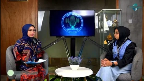 Pimpinan Bulog Cabang Makassar, Karmila Hasmin Marinta dalam podcast KabarMakassar.com di Kantor KabarMakassar Nipah Mall, Rabu (20/3).