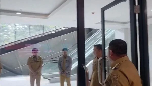 Wali Kota Makassar Munafri Arifuddin saat Menegur Pegawai yang Sedang Merokok saat Sidak di MPP (Dok: KabarMakassar).