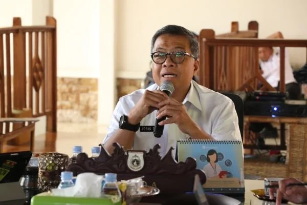 Sekprov Sulbar saat memimpin rapat (Dok : Ist).