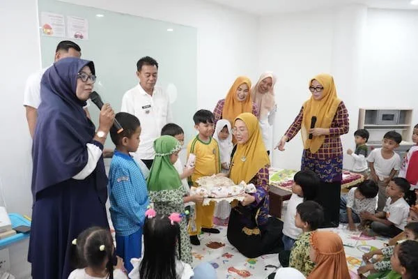 Kegiatan Penyerahan Perlengkapan Siswa dan Pemberian Makanan Sehat Bergizi Seimbang (Dok: Ist).