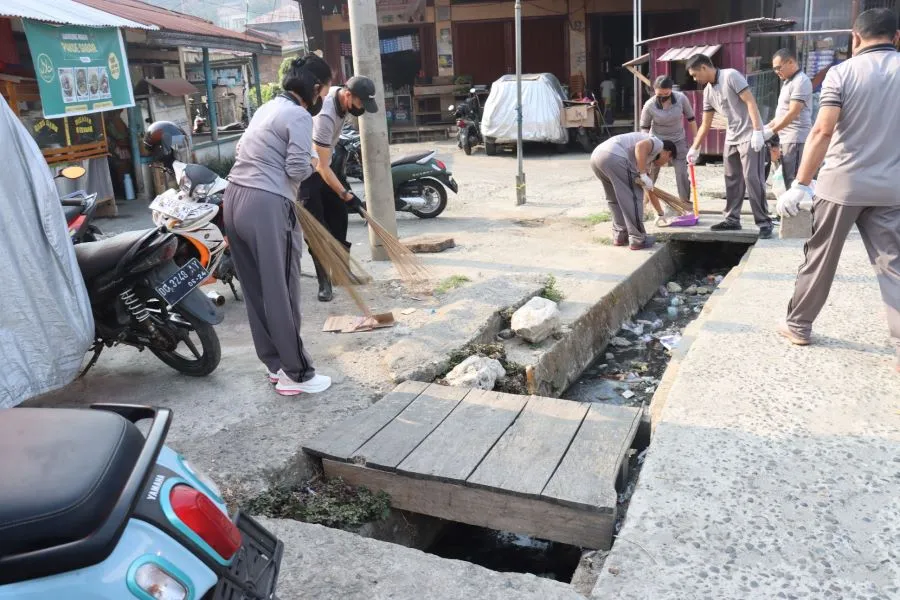 Green Policing melalui aksi pembersihan di area Pasar Central Makale (Dok: Ist)