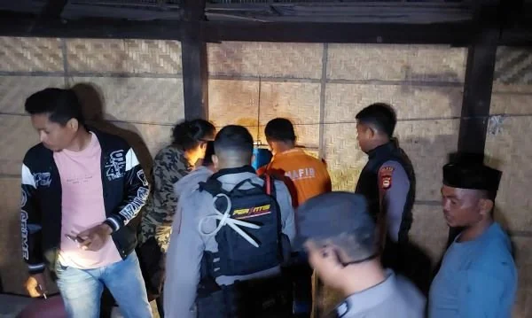 Evakuasi korban dilakukan polisi. (Dok: Ist)