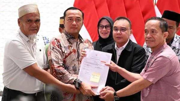 Dua guru Luwu Utara, Abdul Muis dan Rasnal (ujung kiri dan kanan) saat menerima rehabilitasi dari Presiden Prabowo Subianto (dok. Ist)