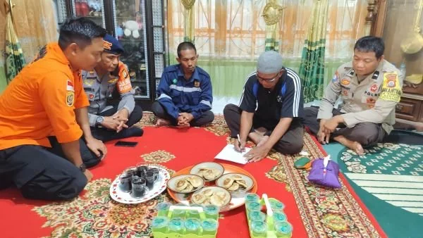 Penandatanganan penghentian operasi sar bersama dengan keluarga korban (Dok : Ist).