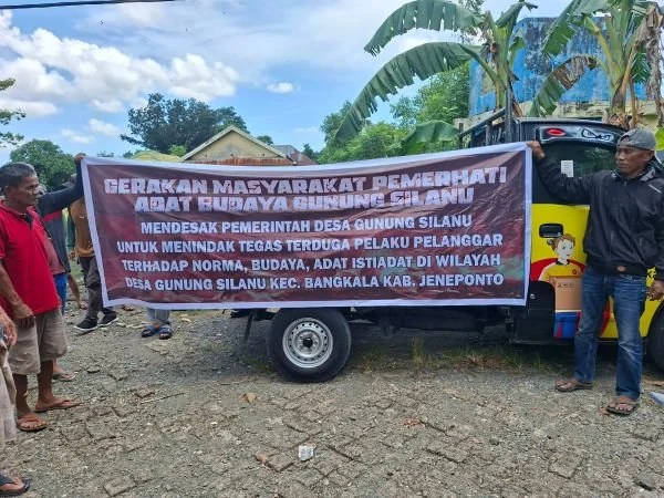 Ratusan warga yang tergabung dalam Gerakan Masyarakat Adat Budaya Gunungsilanu saat menggelar aksi solidaritas di Desa Gunungsilanu, Kecamatan Bangkala, Jeneponto. (Dok: Ist)