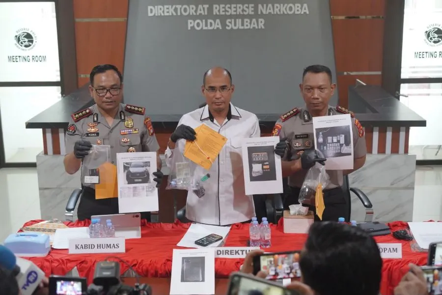 Pihak kepolisian saat memperlihatkan barang bukti kasus narkoba yang melibatkan PNS dan oknum anggota Polri (Dok: Ist)