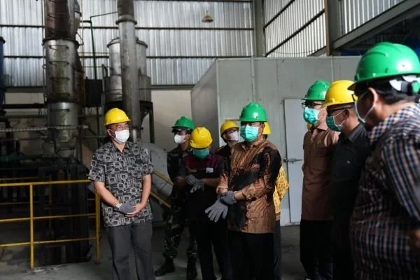 Pj Gubernur Sulbar, Bahtiar Baharuddin saat memantau Fasilitas Pengelolaan Limbah Bahan Berbahaya di Papalang (Dok : Ist).