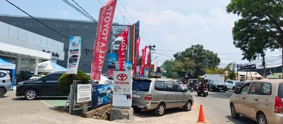Satpol PP melayangkan teguran terkait penataan area depan dan penggunaan bahu jalan untuk parkir Dealer Authorized Toyota Hadji Kalla (Dok: Jerni Bening)