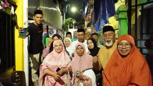 Camat Tallo, Ramli Lallo bersama warga RT/RW Kelurahan Bunga Beru dalam safari Ramadan 1445 hijriah/2024. (Foto : ist).