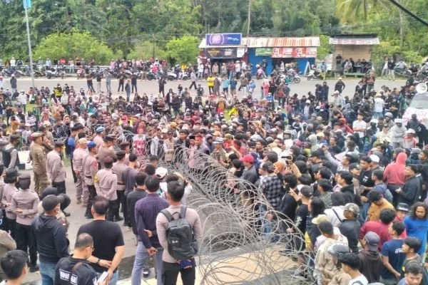 Ratusan warga Kalukku dan Karossa saat berada di depan gerbang Kantor Gubernur Sulbar (Dok : Aldy KabarMakassar).