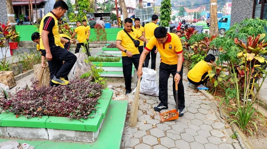 Kapolres Tana Toraja AKBP Arwansa bersama personel membersihkan kawasan Pasar Seni Makale (Dok: Ist)