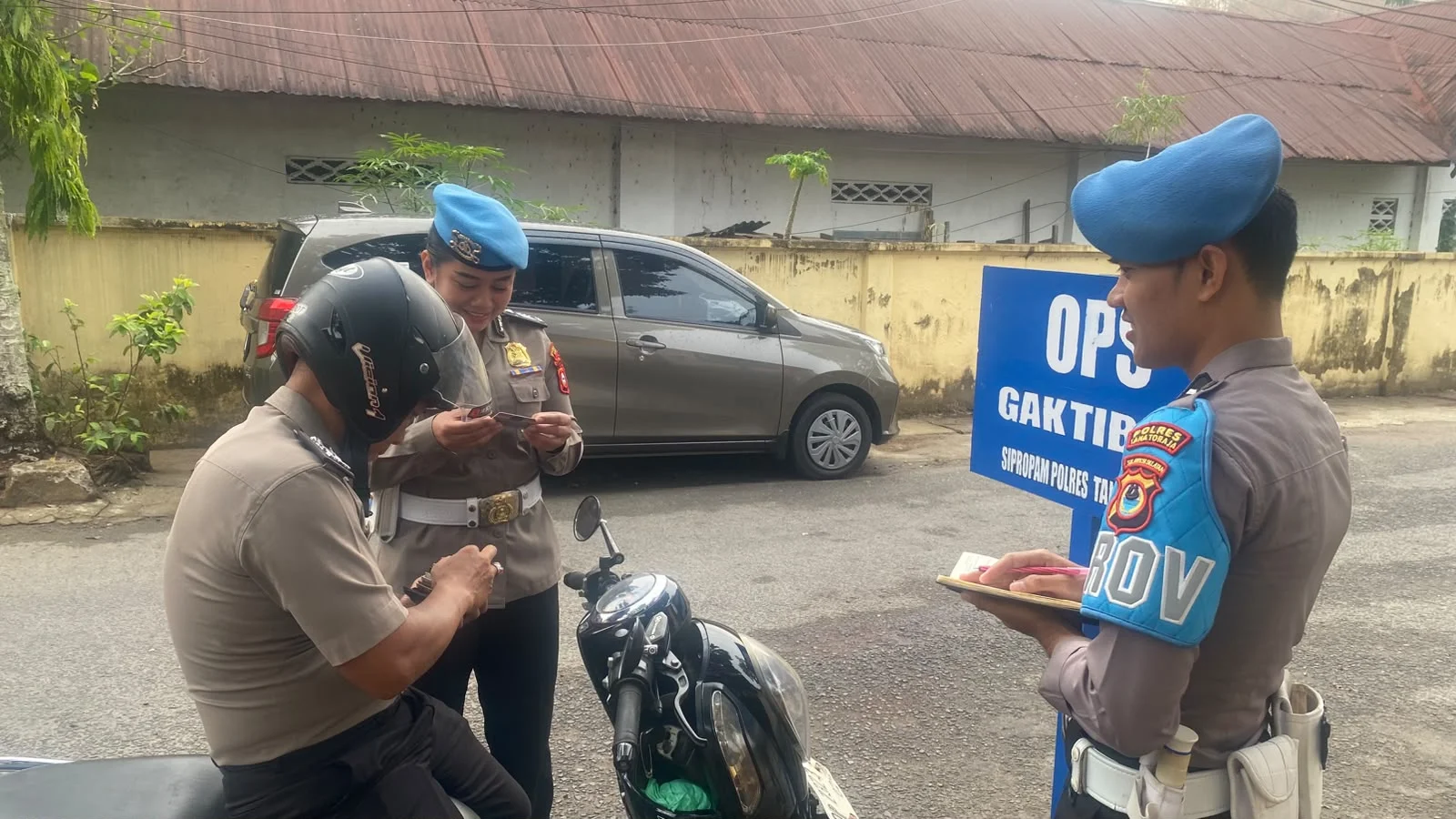 Propam Polres Tana Toraja melaksanakan pemeriksaan ketertiban dan disiplin personel dalam rangka Operasi Patuh Pallawa 2026, Selasa (27/10/2026).