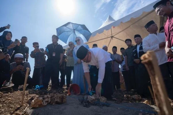 Gubernur Sulbar didampingi Bupati Mamuju saat meletakkan baru pertama pembangunan Masjid An-Nir Tanete Guru (dok:ist)