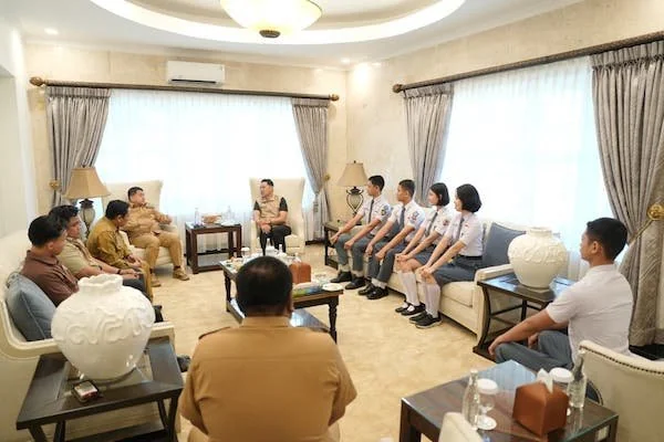 Wali Kota Makassar, Munafri Arifuddin saat menerima audiensi dari DPPI Kota Makassar bersama para calon anggota Paskibraka tingkat nasional tahun 2026, (Dok: Ist).