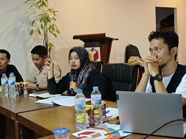 Kordiv HP2H Bawaslu Bantaeng, Wahni saat menggelar Rapat Koordinasi Persiapan Tahapan Pungut Hitung bersama seluruh Panwascam di Aula Kantor Bawaslu Bantaeng (Dok : ist).
