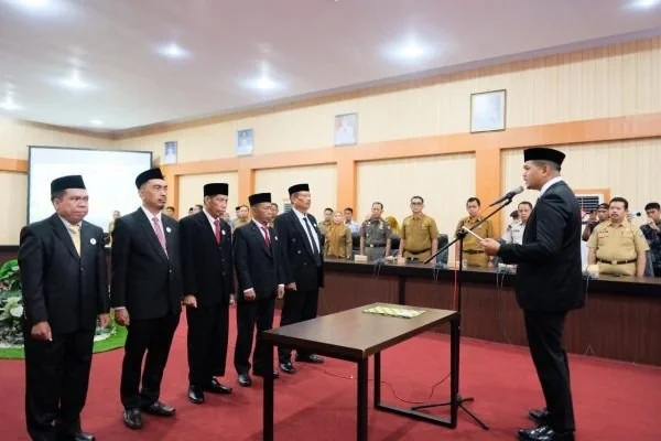 Bupati Bantaeng M. Fathul Fauzy Nurdin, saat melantik dan mengukuhkan Pimpinan Baznas periode 2025–2030, yang diketuai oleh Rakhmad. Dok. Ist