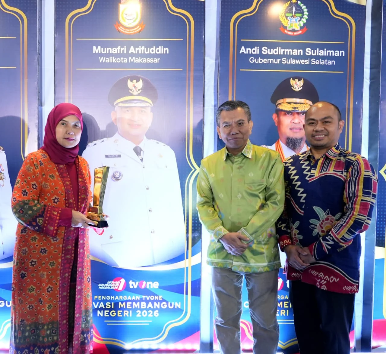 Wawali Makassar Aliyah Mustika Ilham Bersama Kadis Kominfo saat Menerima Penghargaan (Dok: Ist).