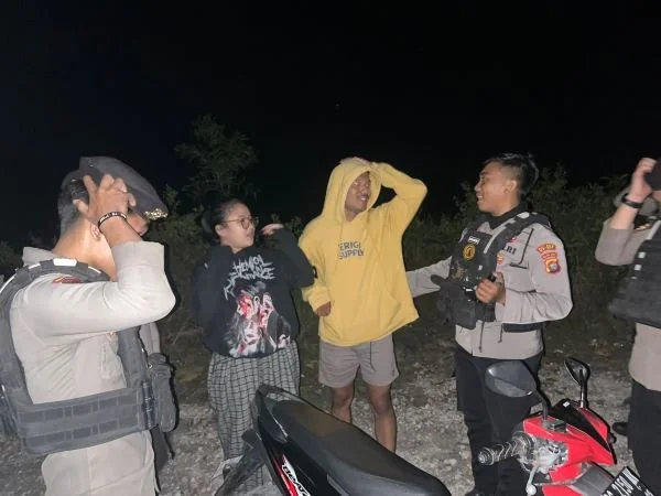 Personel Polres Majene saat menggelar patroli dan memeriksa sejumlah barang bawaan (Dok : Ist).