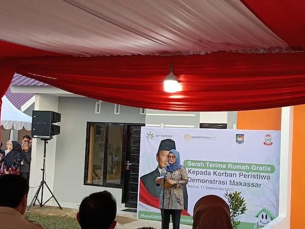 Bupati Gowa, Siti Husniah Talenrang, saat Memberikan Sambutan di Penyerahan Rumah untuk Korban Demonstrasi Makassar, (Dok: Sinta Kabar Makassar).