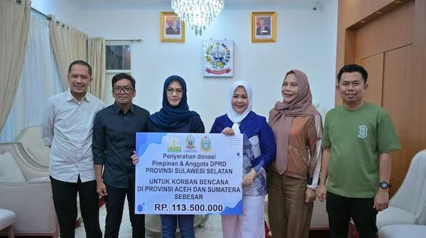 DPRD Provinsi Sulsel saat Menyerahkan Doasi ke Wakil Gubernur Sulsel Fatmawati Rusdi, (Dok: Ist).