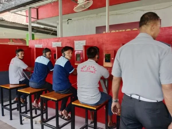 Warga binaan Lapas Bulukumba saat melakukan panggilan telfon melalui layanan Wartel  Suspas  (Dok : Fitri KabarMakassar).