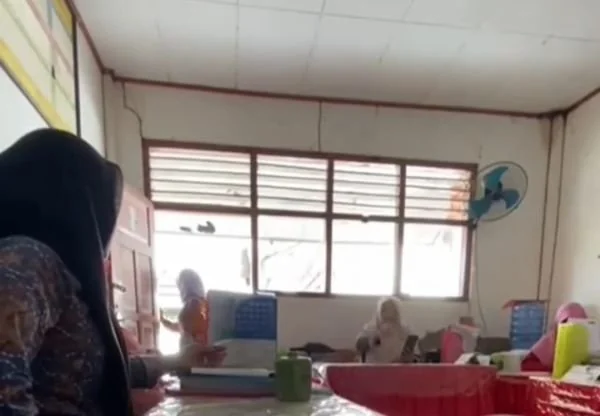 Tangkapan Layar Perseturuan Guru Honorer dan Kepala Sekolah di Jeneponto. (Dok: Ist).