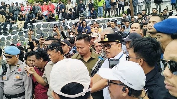 Gubernur Sulbar Suhardi Duka saat menemui masyarakat (Dok : Aldy KabarMakassar).