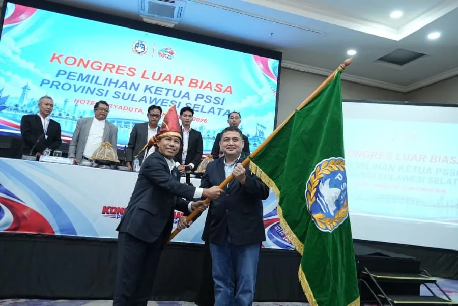 Wali Kota Makassar Munafri Arifuddin saat menerima Pataka Nahkodai Asprov PSSI Sulsel 2026-2030 (Dok: Ist)