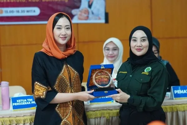 Ketua Tim Penggerak PKK Kabupaten Bantaeng, Gunya Paramasukhaputri membuka secara resmi kegiatan bakti sosial berupa layanan peeling wajah gratis bagi warga. (Dok: Ist)