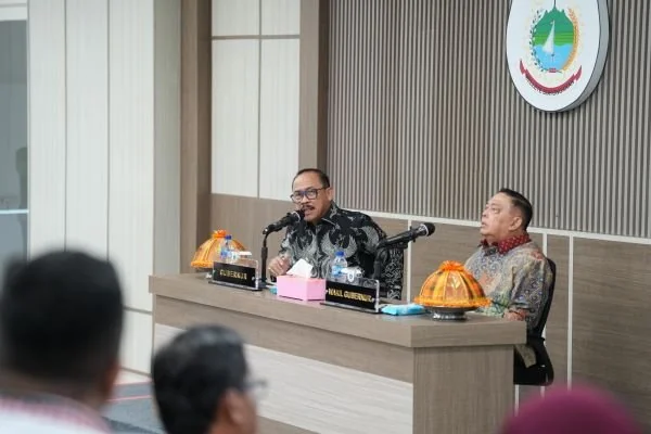 Gubernur Sulawesi Barat Suhardi Duka dan Wakil Gubernur Salim S Mengga saat memimpin rapat (Dok : Ist).
