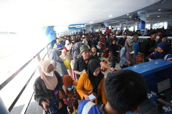 Sampai dengan H-2 Lebaran 2026, Pelindo Regional 4 mencatat total sebanyak 413.953 penumpang terlayani, sementara arus kapal tercatat sebanyak 611 unit (Dok: Ist)