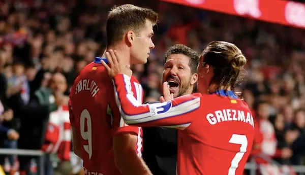 Selebrasi Alexander Sorloth usai cetak gol kemenangan bagi Atletico Madrid bersama Antoine Griezmann dan sang pelatih, Diego Simione