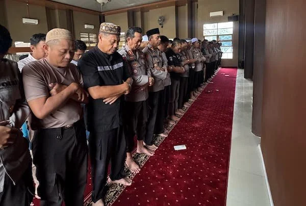 Jajaran Polres Jeneponto, saat  menggelar Shalat gaib atas gugurnya 3 personel Polri saat melakukan penggerebekan judi sabung ayam di Kabupaten Way Kanan, Provinsi Lampung. (Foto/ist).