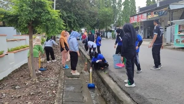 Ratusan Pegawai RSUD Bulukumba Turun Tangan Bersihkan Drainase. (Dok: Ist)