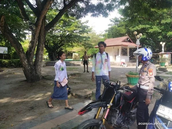 Satuan Lalulintas (Satlantas) Polres Jeneponto saat lakukan patroli keliling guna  mengantisipasi aksi pawai para pelajar di Jalan raya, Minggu (27/04/2025).